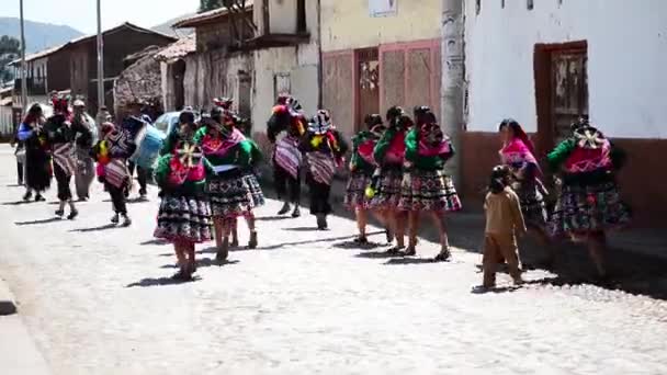 Férias religiosas em uma pequena cidade peruana — Vídeo de Stock