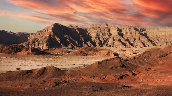 Paisagem Noturna Deserto Arava Cores Vermelhas Montanhas Vermelhas Areia Nuvens Fotografia De Stock