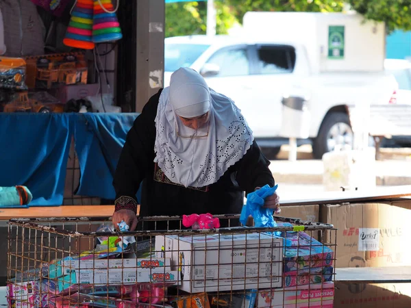 Donna Araba Sceglie Giocattolo Bambini Nel Mercato Arabo — Foto Stock