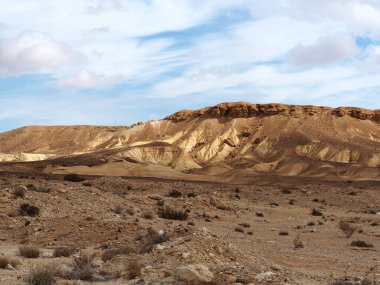 İsrail 'deki Negev Çölü' nün kumlu dağları. Çöl manzarası.