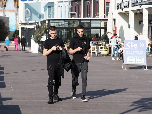 Ashkelon Israel Března 2022 Mladí Lidé Hledající Smartphony Při Procházce — Stock fotografie