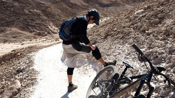 마운틴 사이클 리스트는 자전거 패드를 다리로 달리는 자신의 무릎을 보호하기 — 스톡 사진