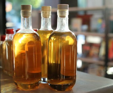 Masada yağlı cam şişeler var.