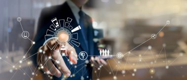 İş adamı internet dijital ağına akıllı telefon ve ikon ile dokunuyor. Teknoloji küresel dijital iletişim işadamı sanal ekran büyük veri internetinde karmaşık dairesel diyagrama dokundu.