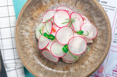 Turplu salata ve taze sebzeler ve masmavi arka planda bir tabakta ekşi krema.