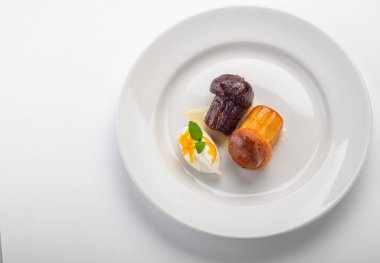 Napoli 'den gelen İtalyan tatlı bebesi beyaz tabakta izole edilmiş.