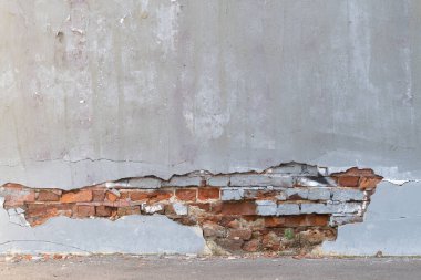 Duvarın alçıdan düşmüş ve tuğla işçiliğine maruz kalmış bir parçası. Sanatçılar için referans materyal.