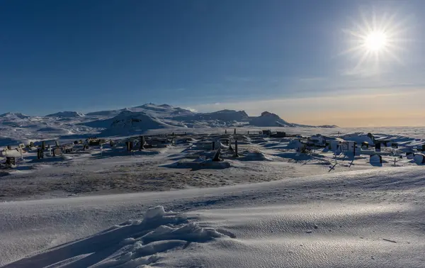 2022年冬季冰岛自然与北极光 冰冻河流 教堂的壮观照片 — 图库照片