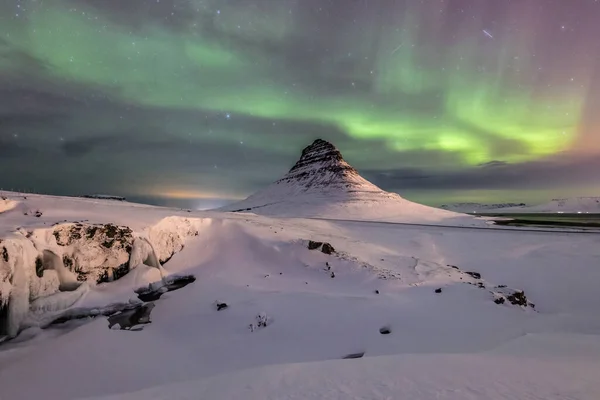 Spektakuläre Fotos Der Natur Islands Mit Nordlichtern Schnee Wasserfällen Gefrorenen lizenzfreie Stockbilder
