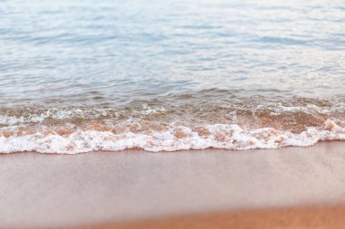 Yazın Skaha Lak 'ta su dalgaları ve kumlu plajların yakın çekimi.