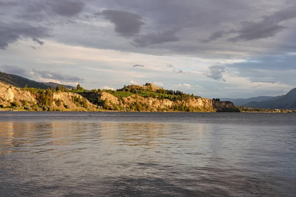 由三哩滩日落望奥卡纳根湖和蒙森山 — 图库照片