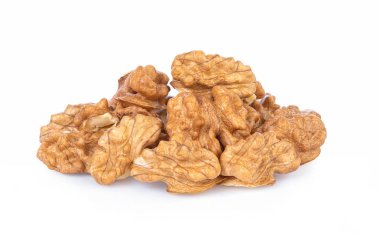 Beyaz arkaplanda izole edilmiş cevizler.