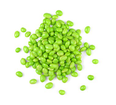 Beyaz arka planda yeşil soya fasulyesi.