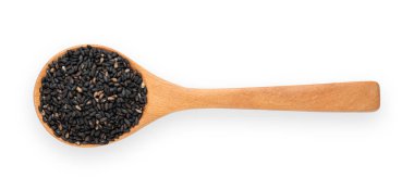 Tahta kaşıkta siyah susam tohumları beyaz arka planda izole edilmiş..