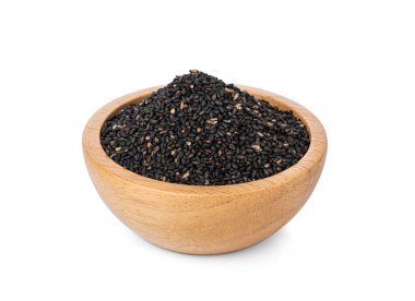 Siyah susam tohumları beyaz arka planda tahta bir fincanda.. 