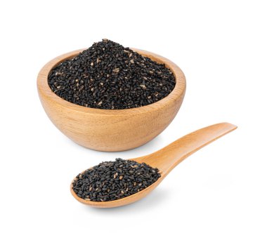 Tahta kaşıkta siyah susam tohumları ve beyaz arka planda izole edilmiş ahşap kase..