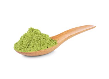 Beyaz arka planda tahta kaşıkta yeşil çay tozu..