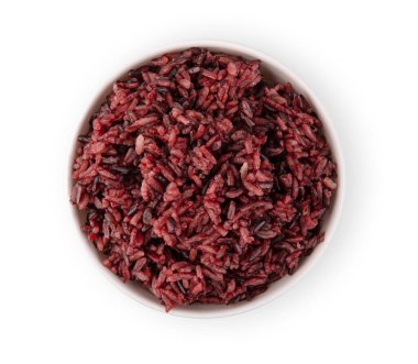 Beyaz arka planda bir kasede pirinç. en üstteki görünüm