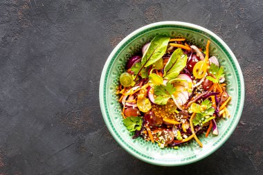 Siyah bir arka planda taze sebze ve meyve salatası. Üst görünüm