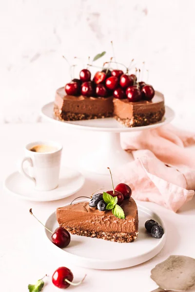 Chocolate Cheesecake Cut Piece Cheesecake Decorated Fresh Cherries Blueberries Cup — Stock Photo, Image