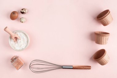 Sıfır israfı kavramı. Ev yapımı kekler. Beyaz taştan arka planda kağıt kek kalıpları. İçinde malzemeler olan kek tarifi. Un, şeker, yumurta. Uzayı kopyala Üst Manzara. düz yat