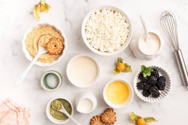 Böğürtlenli ve kibrit çaylı ev yapımı peynirli kek yapmak için gerekli malzemeler. Süzme peynir ve böğürtlen tatlısı..