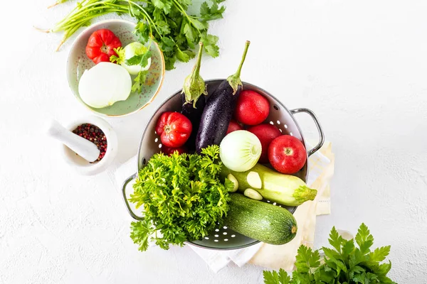 Шаг 1. Разные овощи. Здоровую диету. Ингредиенты для выпечки. Рататуй из овощей на белом фоне. Вид сверху Лицензионные Стоковые Фото
