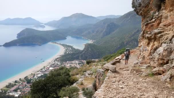 Egy Nagy Hátizsákkal Rendelkező Turista Lány Sétál Ösvényen Egy Fényes — Stock videók