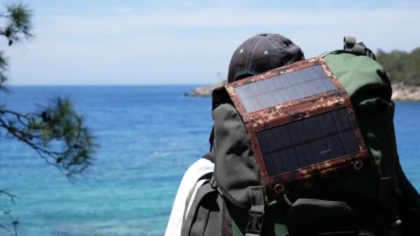 Chica Turista Con Una Gran Mochila Mira Mar Panel Solar — Vídeos de Stock