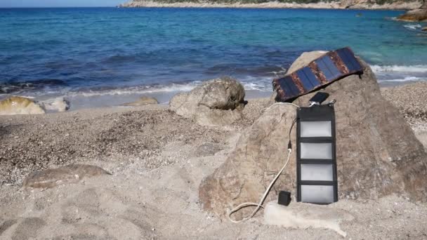 Güneş Paneli Deniz Kenarındaki Kayalıklardaki Kamera Için Güç Bankasını Bataryayı — Stok video