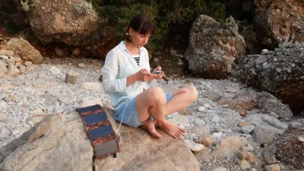 Fille Touriste Tape Texte Sur Smartphone Qui Charge Partir Panneau — Video