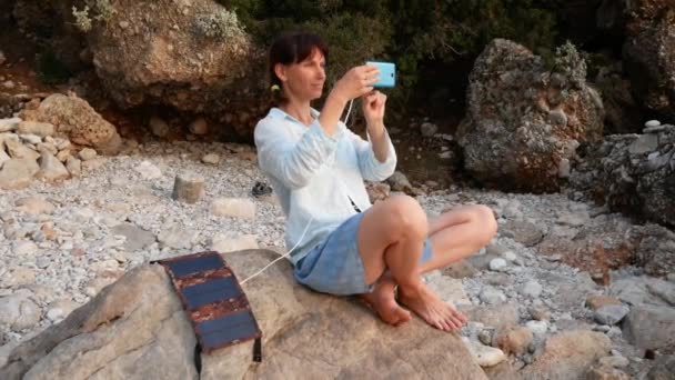 Κορίτσι Τουρίστας Παίρνει Φωτογραφίες Ένα Smartphone Οποίο Χρεώνει Από Ένα — Αρχείο Βίντεο