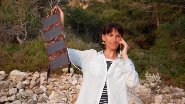 Chica Turista Hablando Teléfono Inteligente Que Carga Desde Panel Solar — Vídeo de stock