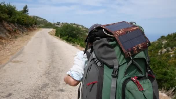 Una Turista Ragazza Cammina Lungo Strada Una Zona Montuosa Con — Video Stock