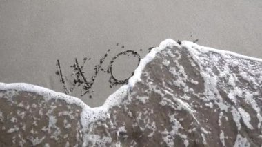  Kum üzerindeki iş kelimesi dalga tarafından silindi, metni sildi...