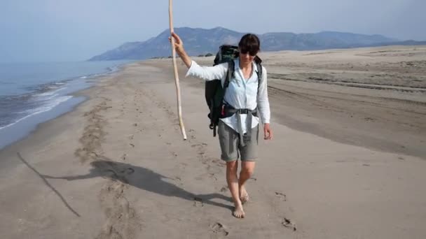 Sırt Çantalı Bir Turist Kız Kumlu Sahil Boyunca Yürüyor Bir — Stok video