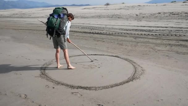 带着背包的女游客在沙滩上画了一个微笑 暑假休息 游客赤脚走在沙滩上 — 图库视频影像
