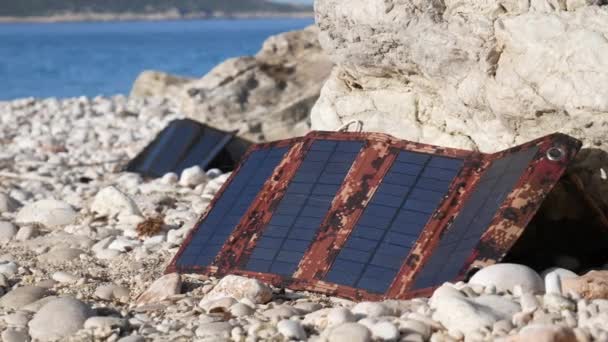Δύο Ηλιακοί Συλλέκτες Παράγουν Ηλεκτρισμό Από Τον Ήλιο Μια Πέτρινη — Αρχείο Βίντεο