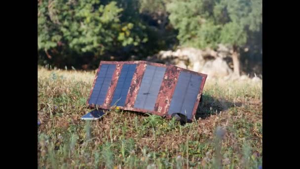 Painel Solar Que Carrega Telefone Iluminado Pelos Raios Sol Nascente — Vídeo de Stock