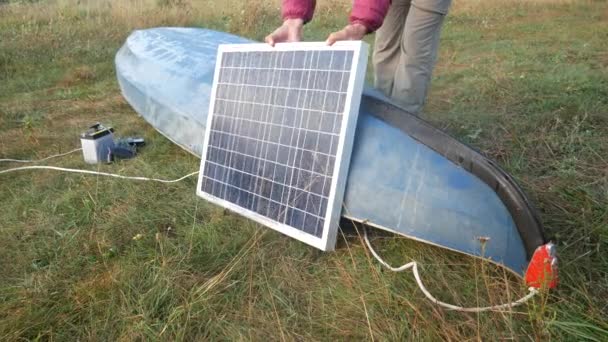 Girl Tourist Puts Solar Panel Kayak Sun Rays Illuminate Solar — Stock Video