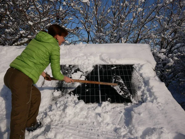 Ein Mädchen Räumt Die Solarzelle Von Schnee Und Eis Arbeiten — Stockfoto
