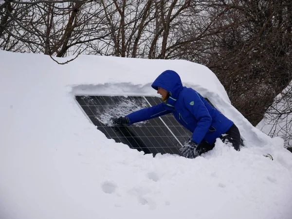 Ein Mädchen Räumt Die Solarzelle Von Schnee Und Eis Arbeiten — Stockfoto
