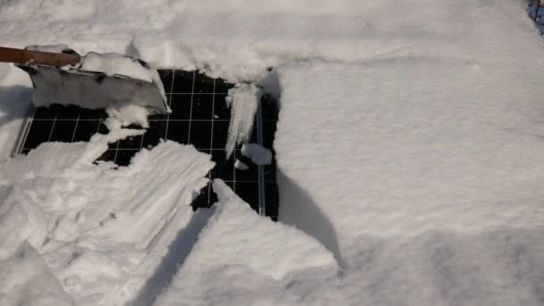 Clearing Snow Ice Solar Panel Roof House Shovel Sunny Day — Vídeo de Stock