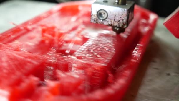 3Dプリンタは クローズアップで赤いプラスチック部品を印刷します 家庭用プリンタでのアマチュア家庭用印刷 — ストック動画