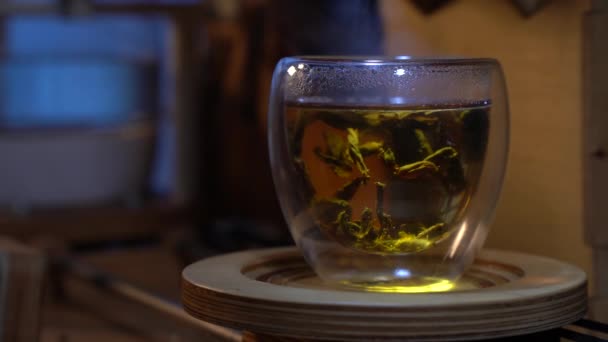 Κύπελλο Ζεστό Τσάι Κινείται Ράγες Μια Κίνηση Ζώνης Αυτόματος Μηχανισμός — Αρχείο Βίντεο