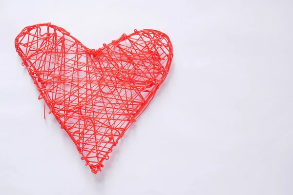 心脏是塑料制成的3D笔。被白色背景隔离. 图库照片