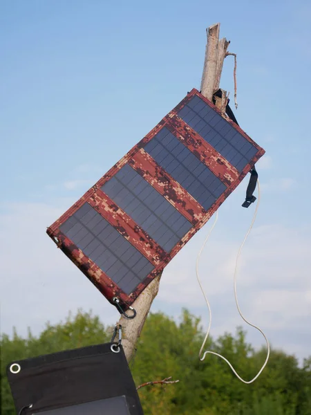 Objazdowy panel słoneczny ładuje baterię w słońcu. — Zdjęcie stockowe