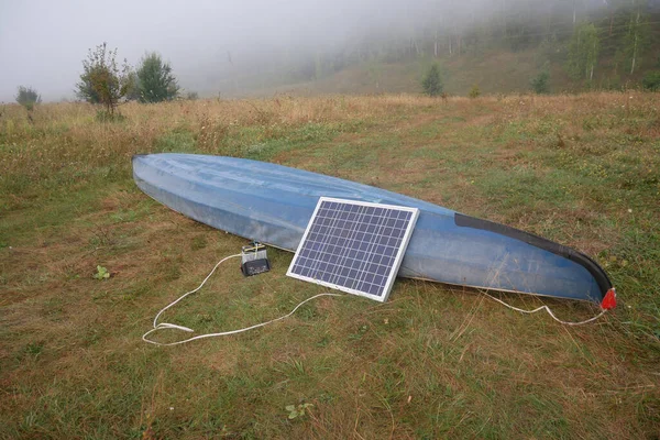 Objazdowy panel słoneczny ładuje baterię. — Zdjęcie stockowe