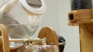 Çaydanlık eğilir ve bardağa sıcak su döker.