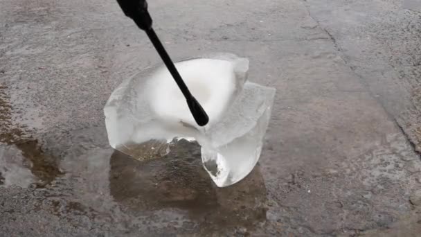 Ένας Πίδακας Νερού Κόβει Ένα Κομμάτι Πάγου Ροή Νερού Από — Αρχείο Βίντεο